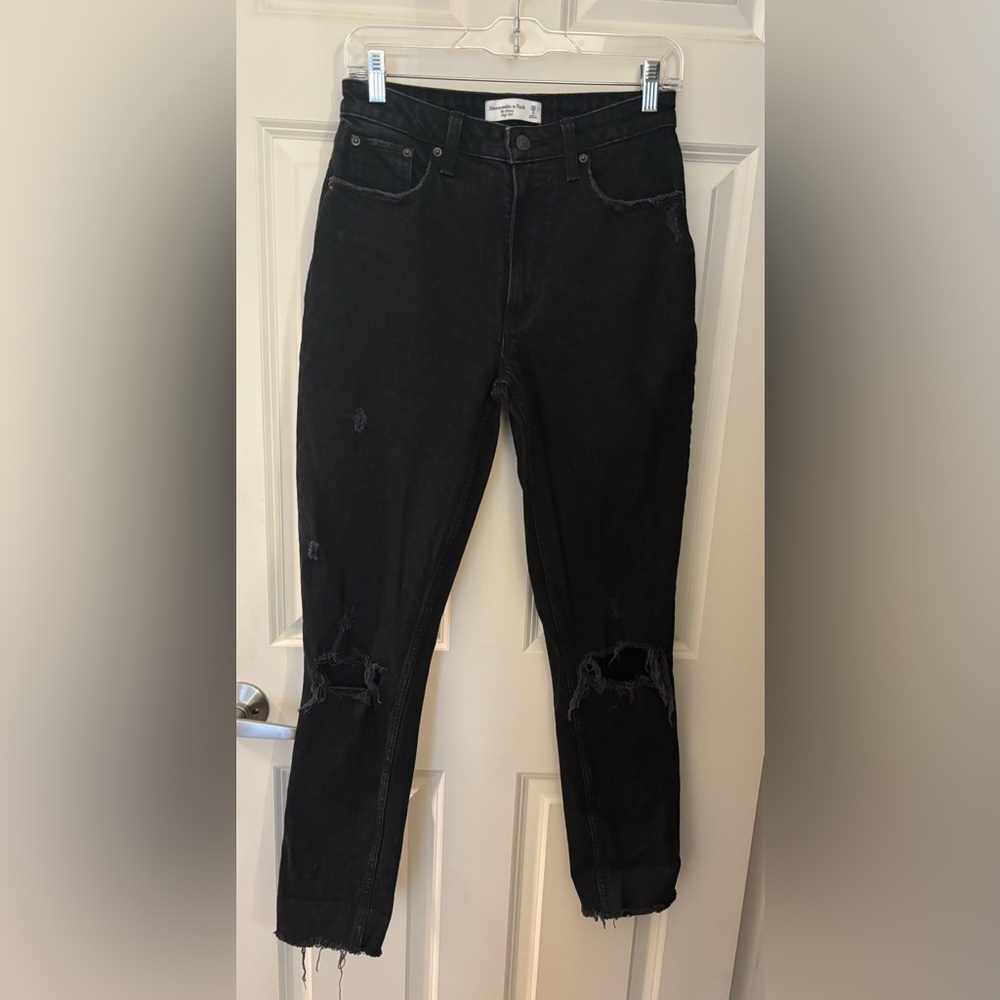 Abercrombie Curve Love High Rise Skinny in Distressed Black, Size 2/26 Long